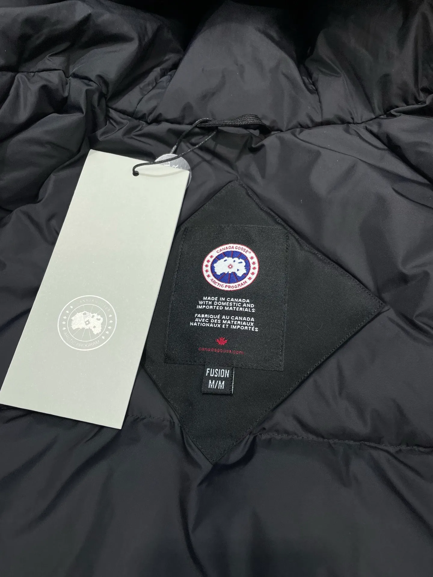 P780 high-end version Canada Goose Canada Goose #Chilliwack 7999M bomber jacket short down jacket/01 model #Men and Women Same Style# ➖ Genuine synchronous anti-counterfeiting chip sensor! ➖ Imported 21S polyester-cotton blended original fabric [last year’s 16S/18S hard fabrics have been completely eliminated, this year all use 21S genuine synchronous fabrics, the soft mid-strap feels delicate and textured], genuine synchronous Feather-Light 10D waterproof coating fabric, made of 84.5 polyester fiber and 15.5 cotton, 100% the best feel in the entire network! ➖ The genuine official website is synchronized with the national standard 80 white duck down, you can check the official website customer service, there will never be a series of misleading claims such as 90 down or goose down! ➖ Using the best nylon lining with double double-layer sealing design, velvet-proof No. 7 needle + grid-filled down ready-made garments, there is 100% no so-called velvet running! ➖ The cuffs are designed with thickened seamless threads, and the collar and pockets are lined with top-quality polar fleece to keep you warm and comfortable! ➖ Yoshida YKK provides original custom-made electroplated sliders. YKK two-way lockable zippers are tight and smooth and will not peel off paint! ➖ 3M composite guarantees that the Velcro is the same as the original, durable, and all accessories and hardware are custom-made! ➖ Imported BEHRINGER embroidery machine to customize the 10,000-needle embroidery logo, 98% of which can be reproduced to restore the original logo. You can check and compare on the official website! ➖ The fur collars are all made of large pieces of Western Canadian blue wolf hide, ensuring that each fur collar is 13-15cm wide!   Size:XS-XXL